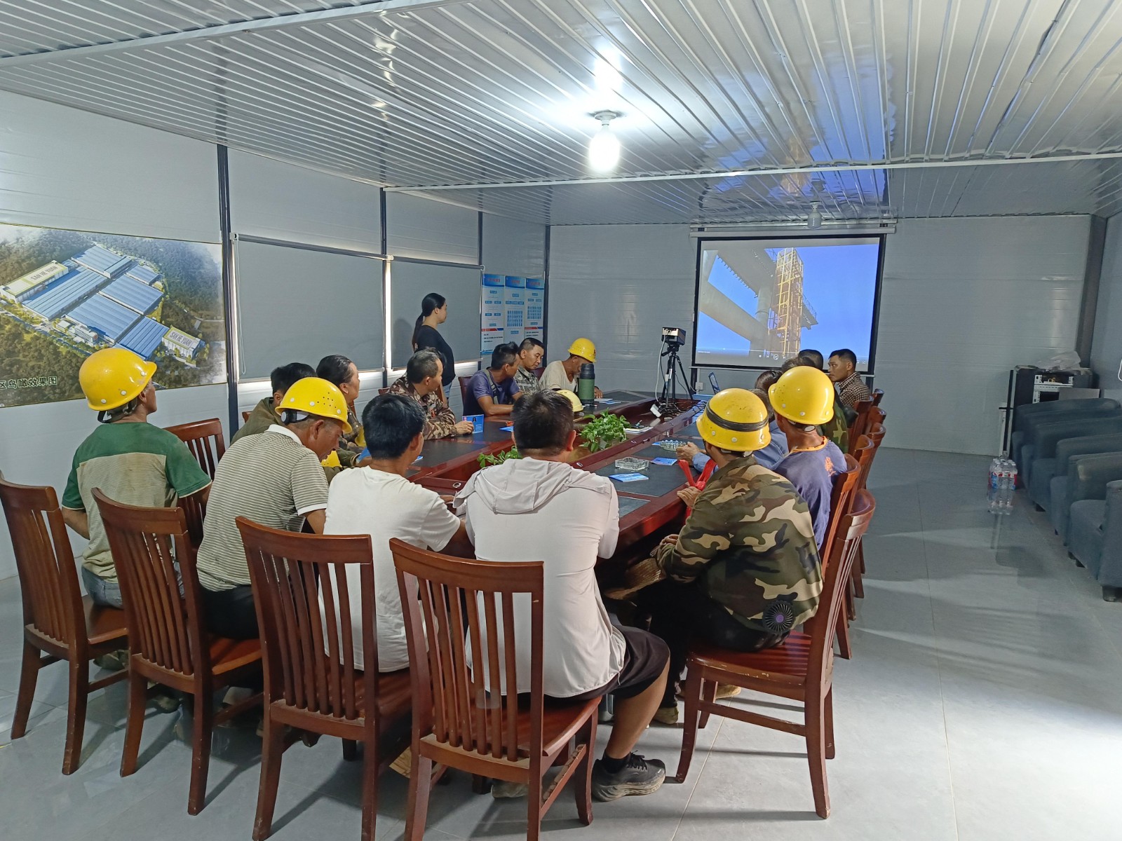 南平市建筑業(yè)協(xié)會助力易順建工:強化工傷預(yù)防培訓,共筑安全生產(chǎn)防線