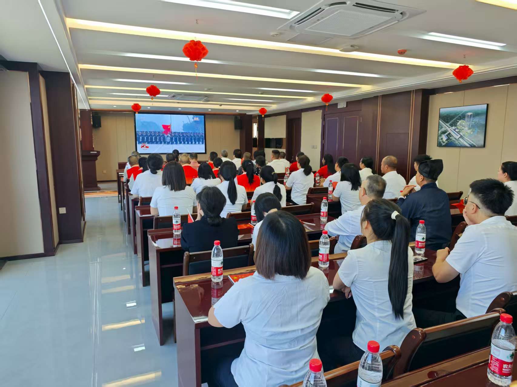 易順建工集團有限公司聯(lián)合松溪縣委統(tǒng)戰(zhàn)部機關(guān)集中集中觀看紀念中國人民抗日戰(zhàn)爭暨世界反法西斯戰(zhàn)爭勝利80周年大會